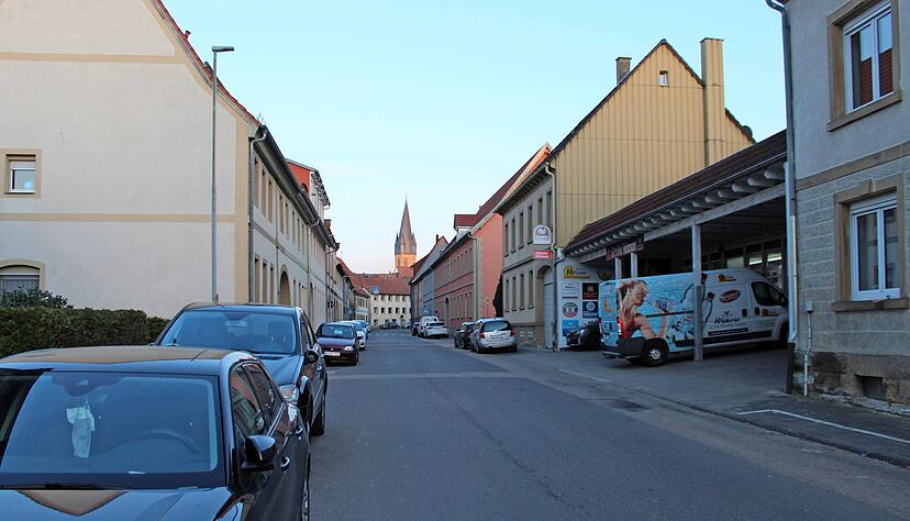 Die Adelshofener Stra&szlig;e ist eine der Schwerpunkte des Sanierungsverfahrens Altstadtbogen. Hier stehen einige der charakteristischen Modellh&auml;user.