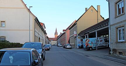 Die Adelshofener Stra&szlig;e ist eine der Schwerpunkte des Sanierungsverfahrens Altstadtbogen. Hier stehen einige der charakteristischen Modellh&auml;user.
Foto: J&ouml;rg K&uuml;hl
