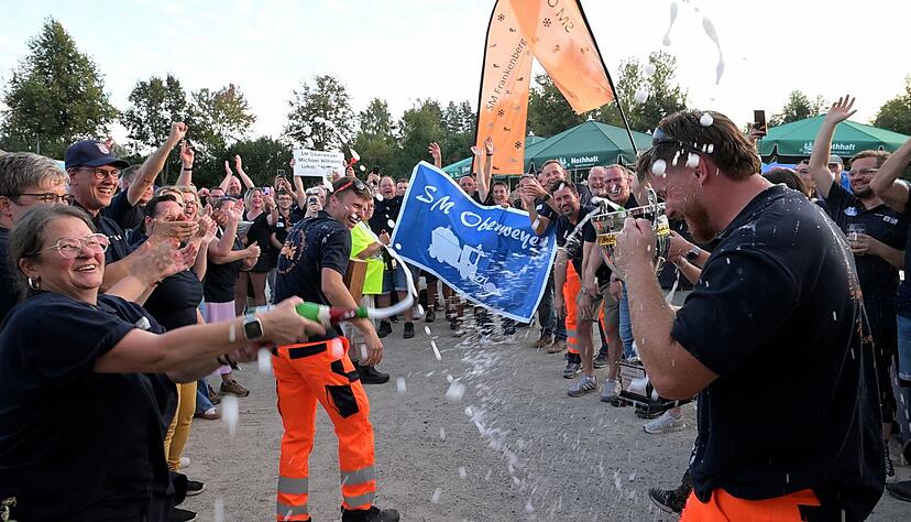 Die Gewinner der Schneepflug-Meisterschaft lassen sich feiern. Die Gewinner der Schneepflug-Meisterschaft lassen sich feiern.