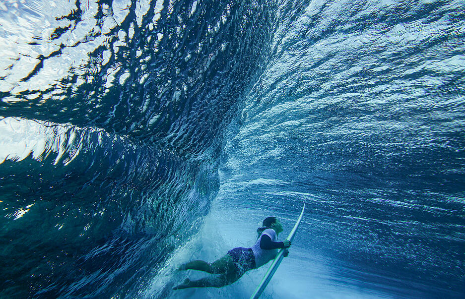 Brisa Hennessy aus Costa Rica taucht bei den Olympischen Sommerspielen 2024 in Teahupo'o, Tahiti, in eine Welle ein.