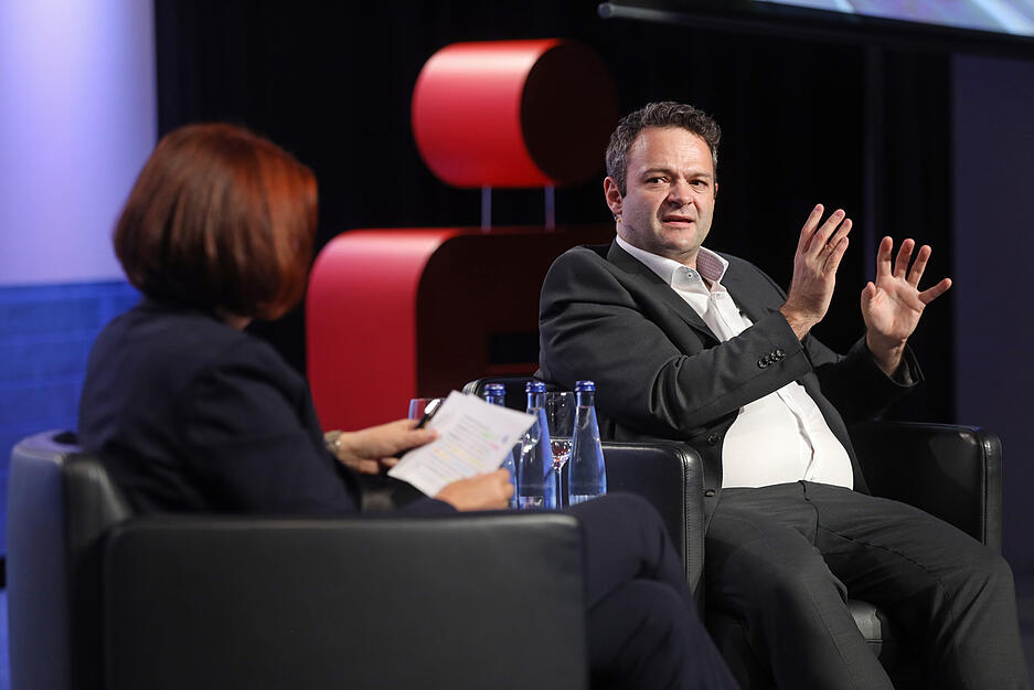 Professor Dr. med. Nikolaus de Gregorio im Gespr&auml;ch mit Moderatorin Iris Baars-Werner.