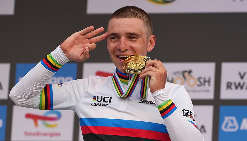 Dreimal Gold im Zeitfahren nacheinander: Der Belgier Evenepoel feiert seinen Sieg im Zeitfahren in Ruanda.