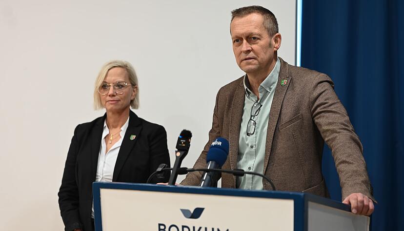 Vor dem Klaasohm-Fest auf Borkum stellen sich Bürgermeister Jürgen Akkermann (parteilos) und seine Stellvertreterin Melanie Helms (SPD) den Fragen der Presse. Vor dem Klaasohm-Fest auf Borkum stellen sich Bürgermeister Jürgen Akkermann (parteilos) und seine Stellvertreterin Melanie Helms (SPD) den Fragen der Presse.