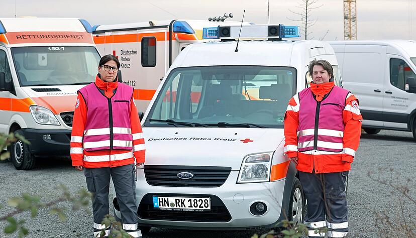 Karina Pauli (rechts) und Melanie Klinke-Moser in der Einsatzkleidung vor ihrem Fahrzeug. Sie helfen Menschen, die Schlimmes erlebt haben.
Foto: Ralf Seidel