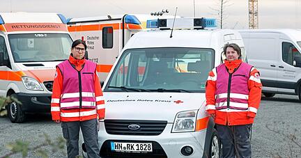 Karina Pauli (rechts) und Melanie Klinke-Moser in der Einsatzkleidung vor ihrem Fahrzeug. Sie helfen Menschen, die Schlimmes erlebt haben.
Foto: Ralf Seidel