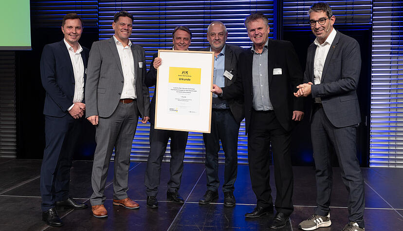 Bei der Verleihung des Umwelttechnikpreises Baden-W&uuml;rttemberg in Fellbach (von rechts) Umweltstaatssekret&auml;r Andre Baumann, Illig-CEO Christoph Gusenleitner, Klaus Eisele, Fr&eacute;d&eacute;ric Engel, Tobias Bei&szlig; und Steffen Scheuermann.