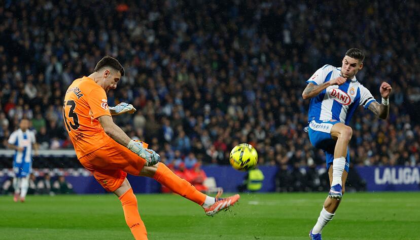 Torwart Joan Garcia rettete für den FC Barcelona mehrmals gegen seinen Ex-Club Espanyol. Torwart Joan Garcia rettete für den FC Barcelona mehrmals gegen seinen Ex-Club Espanyol.