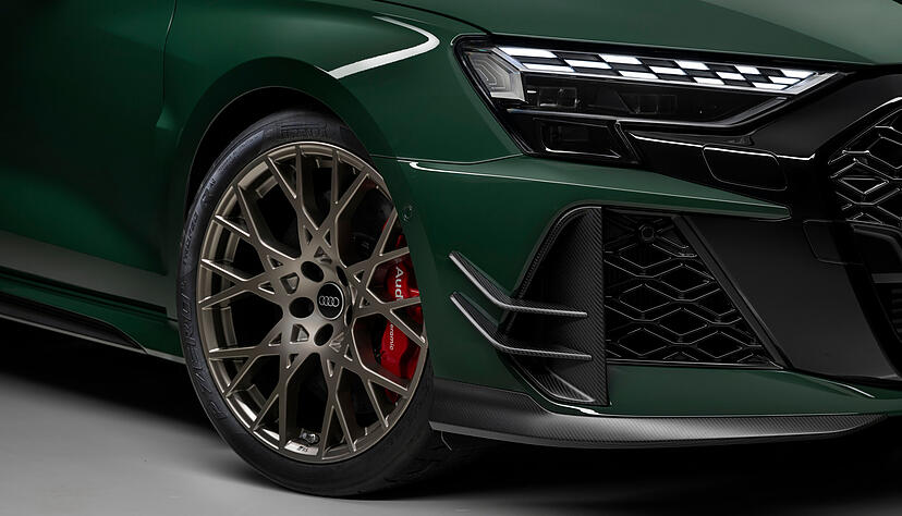 Zum nachgesch&auml;rften Design geh&ouml;ren unter anderem zahlreiche Karbon-Elemente, 19-Z&ouml;ller in der Farbe Neodymgold und abgedunkelte  Matrix-LED-Scheinwerfer.