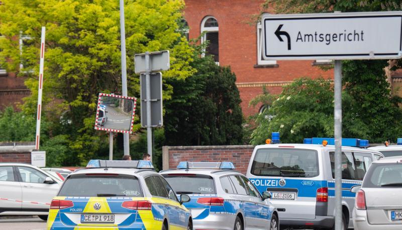 Polizeifahrzeuge versperren die Zufahrt zum Amtsgericht Celle.