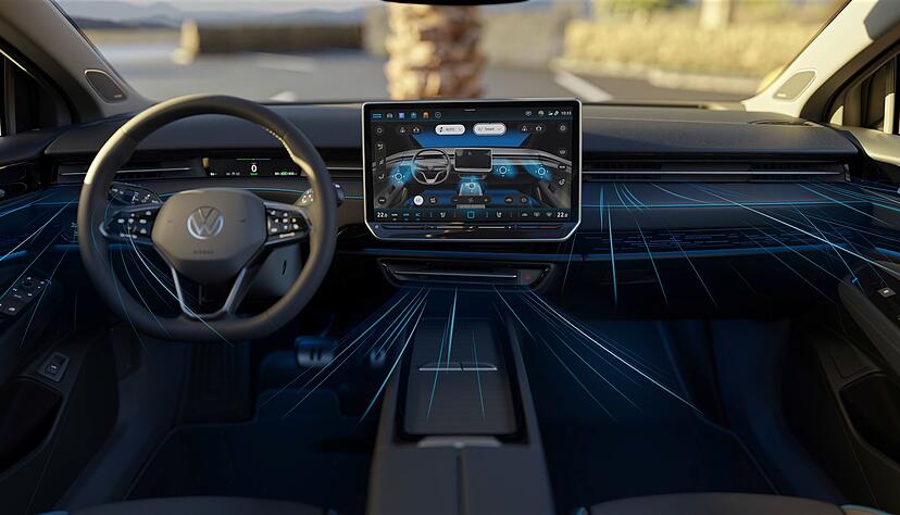 Neben dem Lenkrad des ID.7 prangt ein 15-Zoll-Bildschirm. Er ist genauso serienmäßig wie das Head-up-Display.