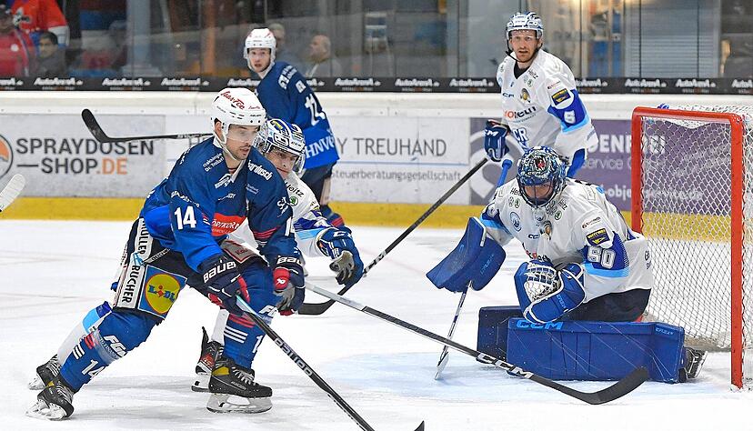 Am Sonntag noch dreifacher Torsch&uuml;tze, erzielte Niklas Jentsch (links) in Bayreuth zwei Minuten vor dem Ende das wichtige und verdiente 2:2.
Foto: Mario Berger