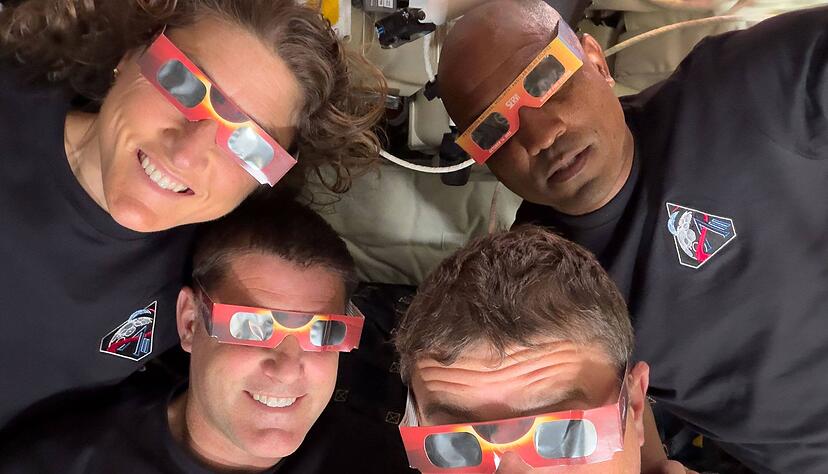 Die &laquo;Artemis 2&raquo;-Crew mit Sonnenfinsternisbrillen