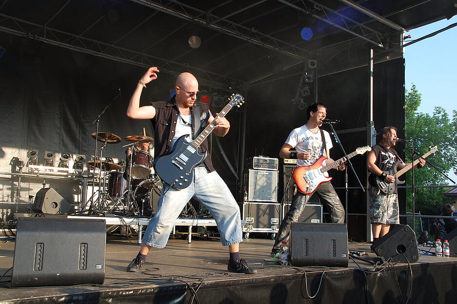 Juli 2013: Mit europaweit bekannten Bands lockt das Sunstorm-Festival über 400 Besucher. Energiegeladen, emotional und knallhart: Die erfolgreiche Hard-Rock-Band Hard Riot rockt auch die Bühne in Nordheim.