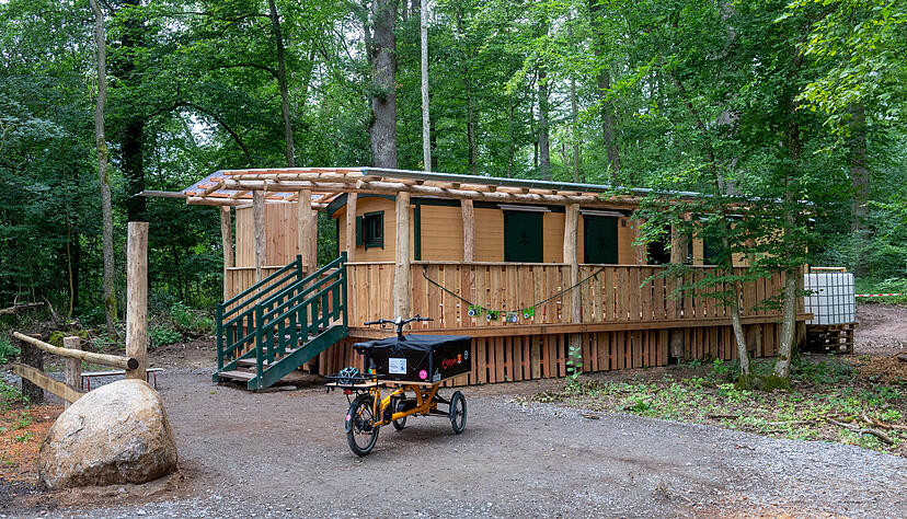 Wenn es kräftig regnet oder bitterkalt ist, dann bietet der Bauwagen mit der großzügigen Terrasse den Kleinen im ersten Obersulmer Waldkindergarten Schutz. Wenn es kräftig regnet oder bitterkalt ist, dann bietet der Bauwagen mit der großzügigen Terrasse den Kleinen im ersten Obersulmer Waldkindergarten Schutz.