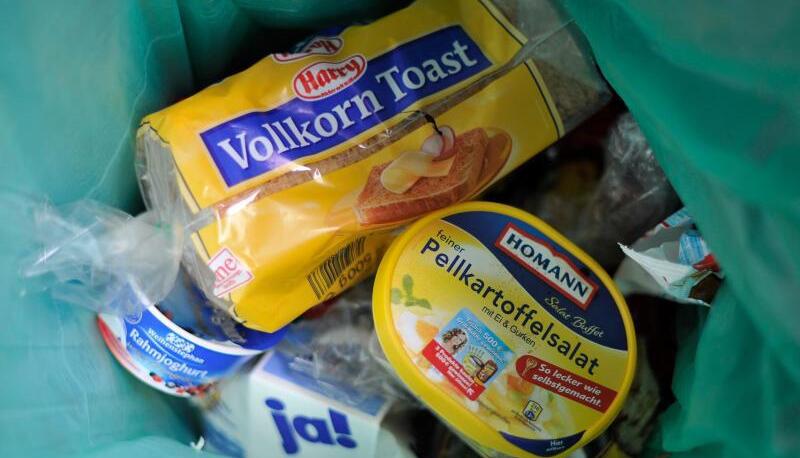 Lebensmittelreste liegen in der Mülltonne eines Restaurants. Deutschland hat sich das Ziel gesetzt, die Lebensmittelverschwendung bis 2030 zu halbieren. Lebensmittelreste liegen in der Mülltonne eines Restaurants. Deutschland hat sich das Ziel gesetzt, die Lebensmittelverschwendung bis 2030 zu halbieren.