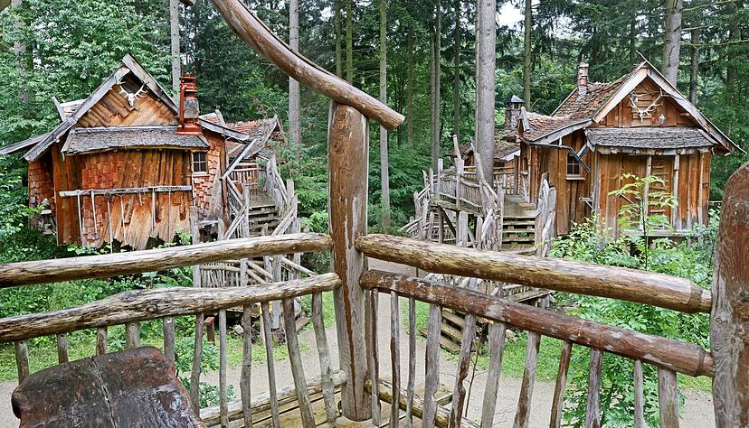 28 Baumh&auml;user gibt es schon seit Jahren im Freizeitpark Tripsdrill.