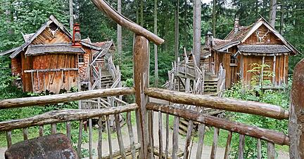 28 Baumh&auml;user gibt es schon seit Jahren im Freizeitpark Tripsdrill.