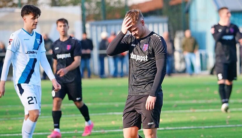 Lorenz Minder will es nicht wahrhaben. Einmal mehr verlor der FSV Hollenbach am Bissinger Bruchwald. Und das durchaus verdient.
Foto: Marc Schmerbeck