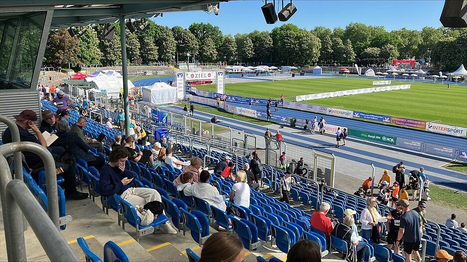 Wer gute Plätze am Zieleinlauf haben will, muss rechtzeitig kommen. Um 11:20 Uhr werden hier die ersten Läufer erwartet.