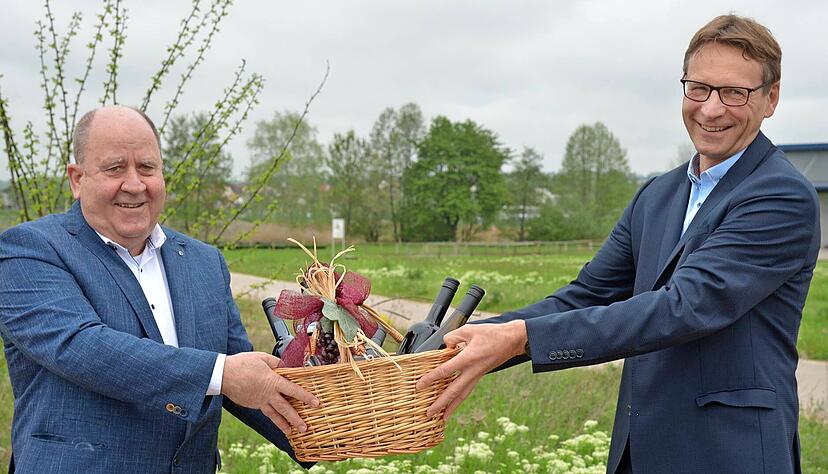 Nach 40 Jahren scheidet Dieter B&ouml;hringer (links) aus der Versammlung des Zwecksverbands Wirtschaftsf&ouml;rderung Zaberg&auml;u aus. Verbandsvorsitzender Thomas Csaszar &uuml;berreicht dem Pfaffenhofener B&uuml;rgermeister ein Weinpr&auml;sent.
Foto: Ekkehart Nupnau
