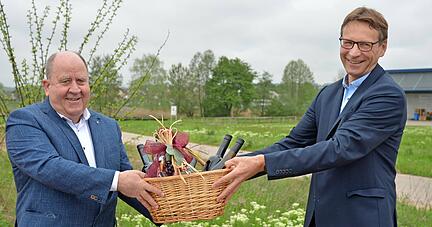 Nach 40 Jahren scheidet Dieter Böhringer (links) aus der Versammlung des Zwecksverbands Wirtschaftsförderung Zabergäu aus. Verbandsvorsitzender Thomas Csaszar überreicht dem Pfaffenhofener Bürgermeister ein Weinpräsent.
Foto: Ekkehart Nupnau Nach 40 Jahren scheidet Dieter Böhringer (links) aus der Versammlung des Zwecksverbands Wirtschaftsförderung Zabergäu aus. Verbandsvorsitzender Thomas Csaszar überreicht dem Pfaffenhofener Bürgermeister ein Weinpräsent.
Foto: Ekkehart Nupnau