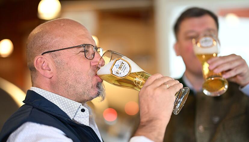 Elmar Bentele (r), Gesch&auml;ftsf&uuml;hrer der Edelwei&szlig;brauerei Farny, und Braumeister Wolfgang Sigg, nehme im Sudhaus eine Schluck Kristall-Weizen, nachdem sie angesto&szlig;en haben.