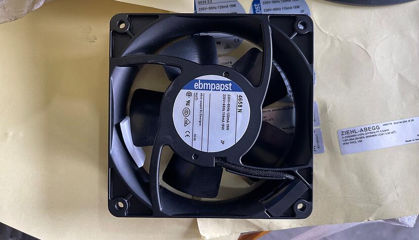 Die Masche ist immer dieselbe: Uralte Ventilatoren werden mit wenig Aufwand aufpoliert und mit flachen Etiketten versehen als neu über Portale wie Ebay oder Alibaba verkauft. Die Masche ist immer dieselbe: Uralte Ventilatoren werden mit wenig Aufwand aufpoliert und mit flachen Etiketten versehen als neu über Portale wie Ebay oder Alibaba verkauft.