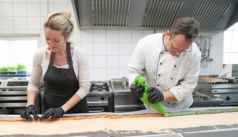 Dabei stammt der Gro&szlig;teil der Zutaten vom Hof selbst, das Fleisch aus der eigenen Rinder-, Puten- und Schweinehaltung, den B&auml;rlauch hat Stahl in seinem Waldst&uuml;ck gesammelt.