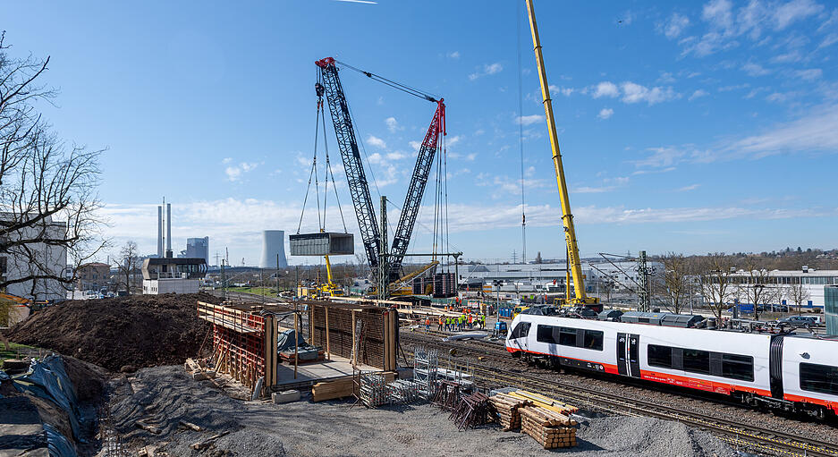 Mit einem Gittermast-Raupenkran wurde der vorgefertigte Betonkasten in Feinstarbeit auf den Zentimeter genau in seine endgültige Position geschoben.