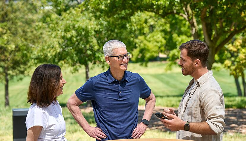 Ein Dresdner Student (r) gewinnt einen Entwickler-Wettbewerb von Apple f&uuml;r Studenten.