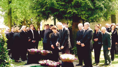 In der Trauer um Alma Würth, die Seniorchefin des Hauses Würth, waren gestern bei der Beisetzung in Künzelsau auch Bürgermeister Volker Lenz und Landrat Helmut M. Jahn mit der Familie Würth vereint. (Foto: Wendelin Schmidt) In der Trauer um Alma Würth, die Seniorchefin des Hauses Würth, waren gestern bei der Beisetzung in Künzelsau auch Bürgermeister Volker Lenz und Landrat Helmut M. Jahn mit der Familie Würth vereint. (Foto: Wendelin Schmidt)