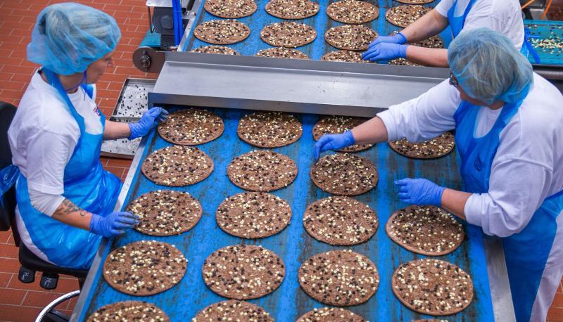 Mitarbeiterinnen belegen im Pizzawerk der Firma Dr. Oetker kakaohaltige Pizzaböden mit Schokoladensplittern. Die Schokoladenpizza wird nach zwei Jahren eingestellt. Mitarbeiterinnen belegen im Pizzawerk der Firma Dr. Oetker kakaohaltige Pizzaböden mit Schokoladensplittern. Die Schokoladenpizza wird nach zwei Jahren eingestellt.