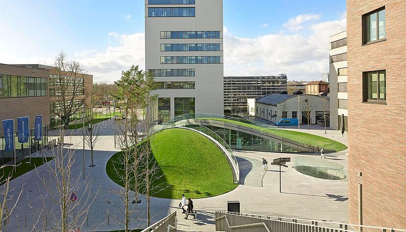 Beispielhafte städtebauliche Planung: Die unterschiedlichen Gebäude auf dem Bildungscampus Heilbronn variieren in Volumen und Höhen. Der öffentliche Raum fließt in den Campus.