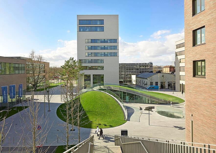 Beispielhafte städtebauliche Planung: Die unterschiedlichen Gebäude auf dem Bildungscampus Heilbronn variieren in Volumen und Höhen. Der öffentliche Raum fließt in den Campus. Beispielhafte städtebauliche Planung: Die unterschiedlichen Gebäude auf dem Bildungscampus Heilbronn variieren in Volumen und Höhen. Der öffentliche Raum fließt in den Campus.