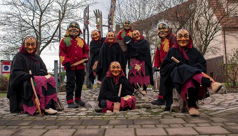 Die Graustalweible und die Streitwaldschrättle gehören zu den Brauchtumsgruppen des Carnevalclubs Massenbachhausen. Rund 20 Personen wirken mit. Die Graustalweible und die Streitwaldschrättle gehören zu den Brauchtumsgruppen des Carnevalclubs Massenbachhausen. Rund 20 Personen wirken mit.