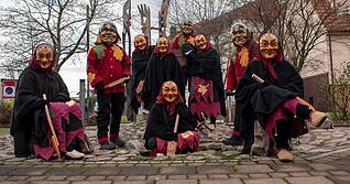 Die Graustalweible und die Streitwaldschrättle gehören zu den Brauchtumsgruppen des Carnevalclubs Massenbachhausen. Rund 20 Personen wirken mit. Die Graustalweible und die Streitwaldschrättle gehören zu den Brauchtumsgruppen des Carnevalclubs Massenbachhausen. Rund 20 Personen wirken mit.