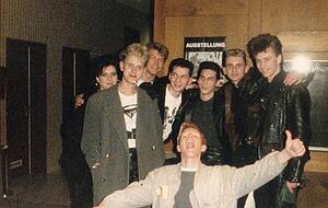 Nach einer wilden Verfolgungsjagd verbringen sechs Fans von Depeche Mode einen Abend mit den Musikern an einer Hotelbar. Das Foto ist aus dem Jahr 1986.