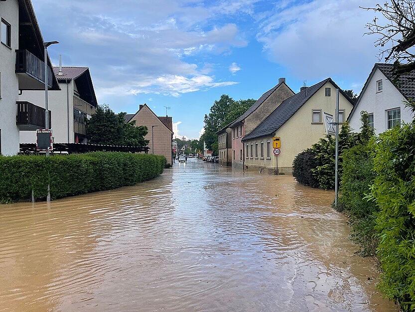 Starkregen hat in Gemmingen Straßen überflutet.