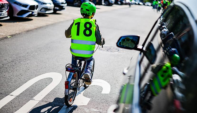 Laut Studie erschweren hohe Motorhauben die Sicht vor allem auf kleinere Menschen, wie Kinder, die sich vor dem Auto befinden. (Archivbild)