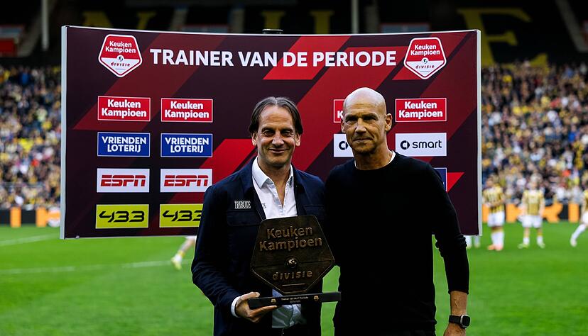 R&uuml;diger Rehm (links) mit der Troph&auml;e als bester Trainer der vierten Saisonphase in der zweiten Liga der Niederlande. Thomas Letsch fungierte als Laudator.