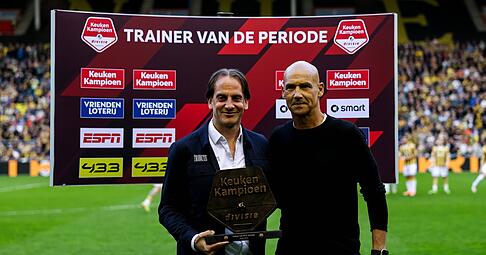 R&uuml;diger Rehm (links) mit der Troph&auml;e als bester Trainer der vierten Saisonphase in der zweiten Liga der Niederlande. Thomas Letsch fungierte als Laudator.