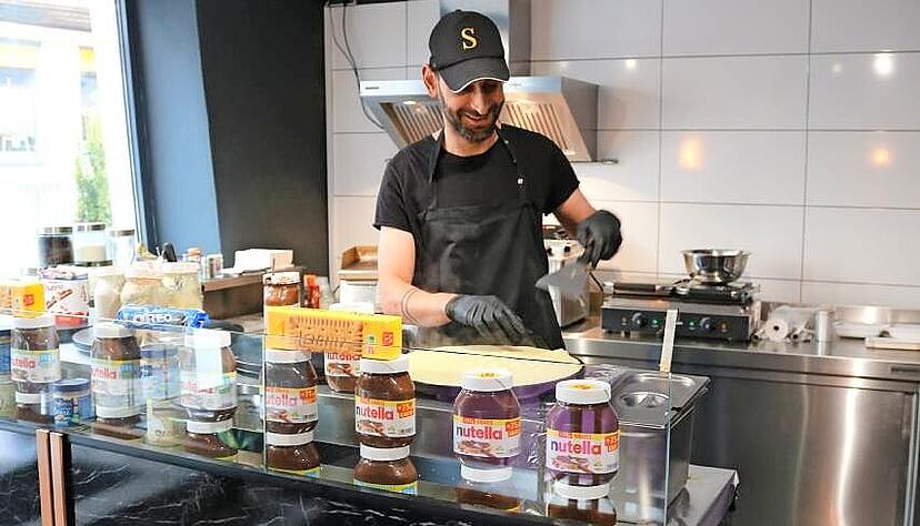 Sotirios Georgakopoulos bereitet in der neu eröffneten "La Crêpe Boutique" in Künzelsau einen Crêpes zu.