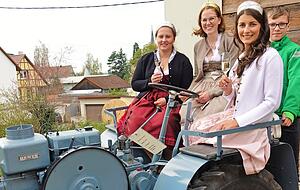 Im Weingut Birkert nehmen die Hohenloher Weinhoheiten Lisa, Larissa und Carolin (v. li,) Platz auf einem 1931er Kramer-Oldie. Basti Birkert hat die Traktoren gruppiert. Im Weingut Birkert nehmen die Hohenloher Weinhoheiten Lisa, Larissa und Carolin (v. li,) Platz auf einem 1931er Kramer-Oldie. Basti Birkert hat die Traktoren gruppiert.
