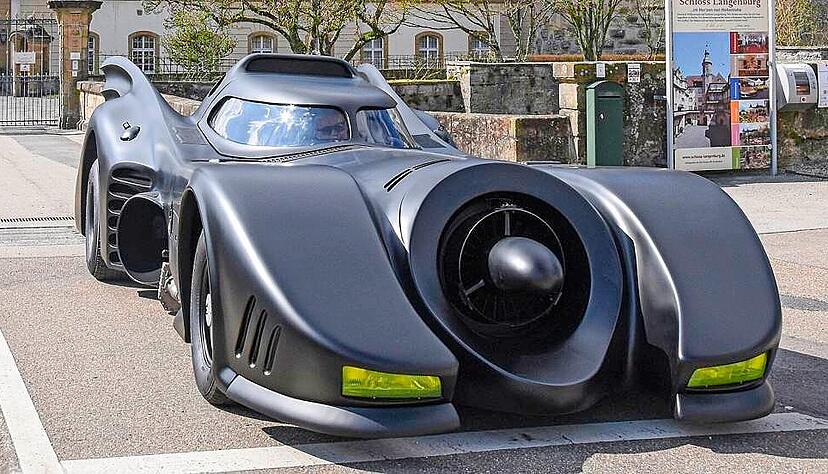 Batmans Superhelden-Flitzer ist nun offiziell ein Hohenloher: Für ein Jahr ist das fahrtaugliche Auto Teil einer Batman-Schau im Automuseum.
Foto: privat Batmans Superhelden-Flitzer ist nun offiziell ein Hohenloher: Für ein Jahr ist das fahrtaugliche Auto Teil einer Batman-Schau im Automuseum.
Foto: privat