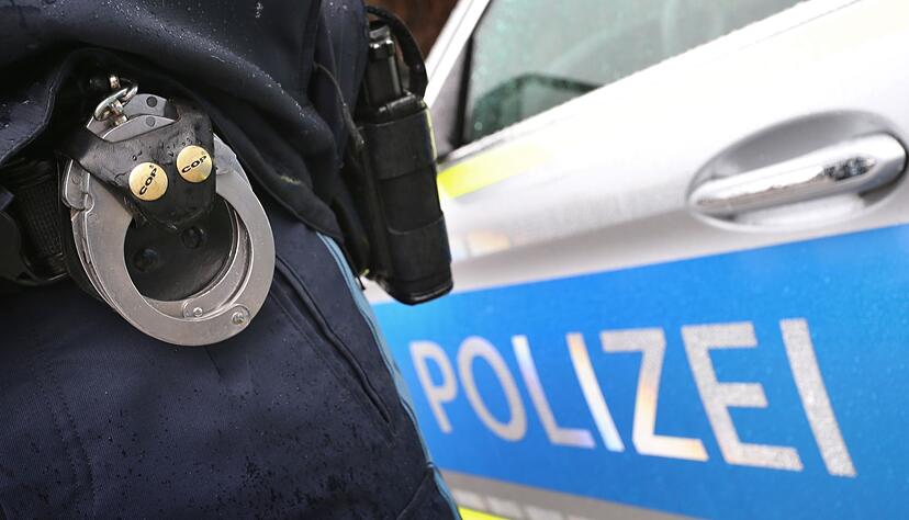 Polizeibeamte nahmen den Verdächtigen noch am selben Abend vorläufig fest. (Symbolbild) Polizeibeamte nahmen den Verdächtigen noch am selben Abend vorläufig fest. (Symbolbild)