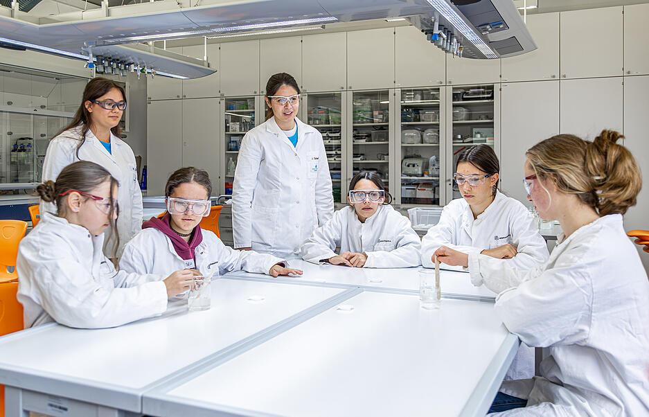 Die Schüler und Schülerinnen durften ihr eigenes Duschgel mischen, ... Die Schüler und Schülerinnen durften ihr eigenes Duschgel mischen, ...