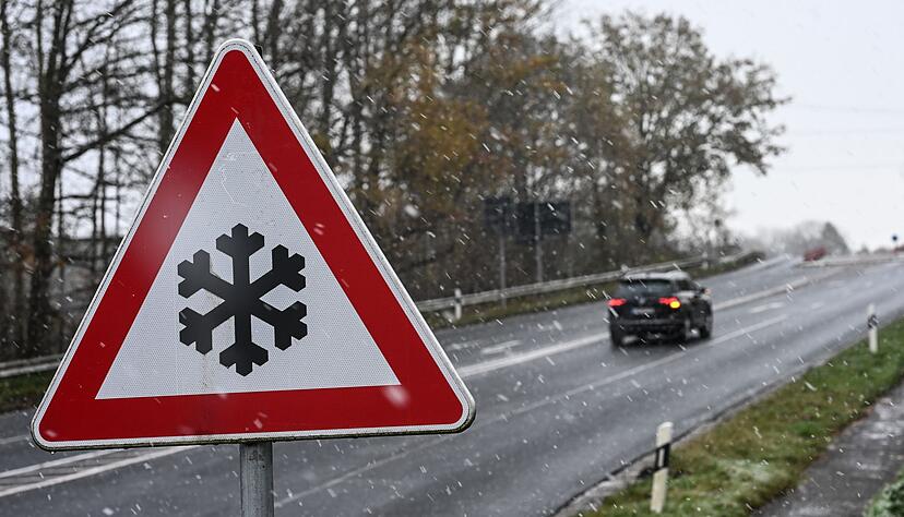 Wegen Glatteis ist es in Sachsen zu dutzenden Unf&auml;llen gekommen.