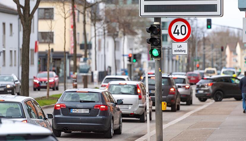 Seit November 2019 gilt an der Weinsberger Straße in Heilbronn Tempo 40, um dort die Abgasemissionen zu senken. An der Hauptverkehrsader sollen demnächst 26 Luftfiltersäulen installiert werden.
Foto: Mario Berger Seit November 2019 gilt an der Weinsberger Straße in Heilbronn Tempo 40, um dort die Abgasemissionen zu senken. An der Hauptverkehrsader sollen demnächst 26 Luftfiltersäulen installiert werden.
Foto: Mario Berger