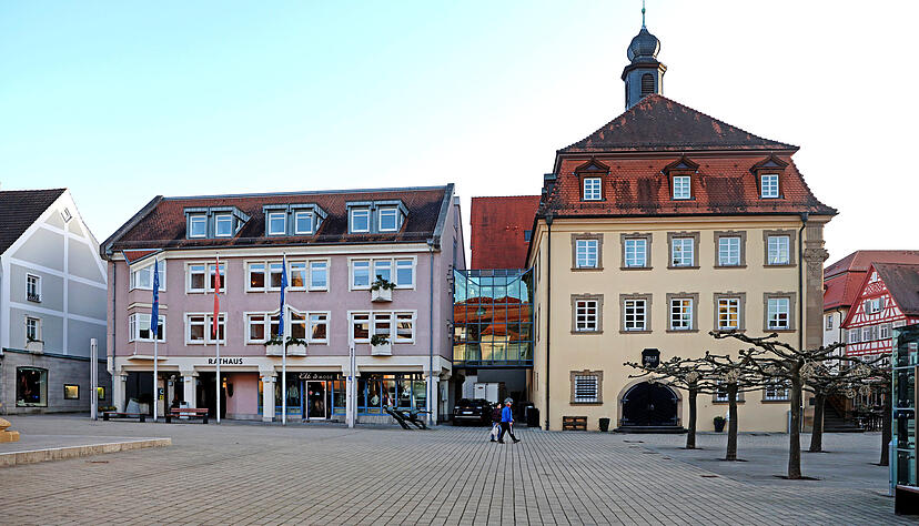Im linken Teil des Rathauses Neckarsulm soll statt des Modengesch&auml;ftes 2026 ein B&uuml;rgerb&uuml;ro eingerichtet werden.