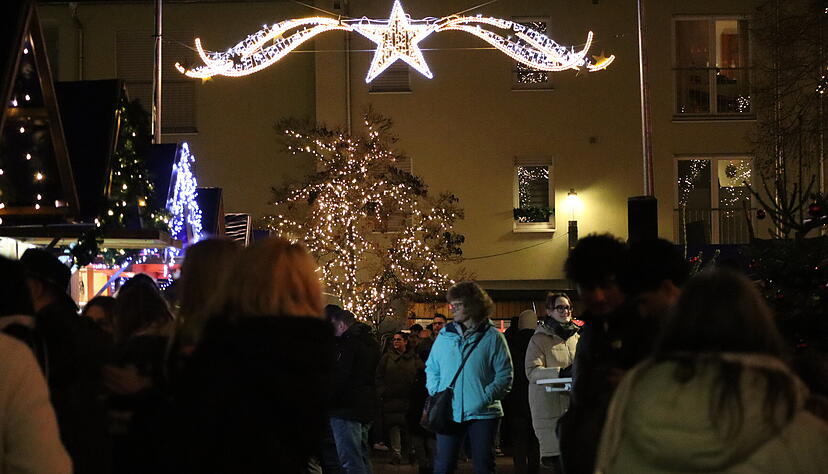 Am Mittwochabend wurde der Weihnachtsmarkt „Advent am Schloss“ in Künzelsau eröffnet.
